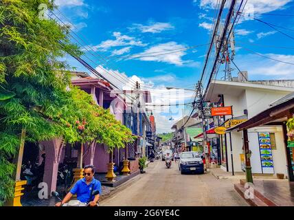 Surat Thani Thailand 25. Mai 2018 Straßenbars und Restaurants im Fischerdorf Bo Phut auf der Insel Koh Samui in Thailand. Stockfoto