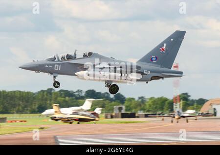 Irkut Corporation Yakovlev Yak 130 Advanced Jet Trainer Flugzeug für die russische Luftwaffe, Landung auf Royal International Air Tattoo 2012. Heraufstufen Stockfoto