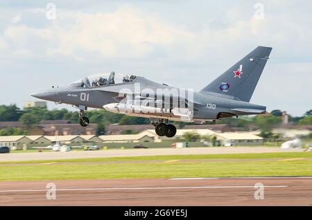 Irkut Corporation Yakovlev Yak 130 Advanced Jet Trainer Flugzeug für die russische Luftwaffe, Landung auf Royal International Air Tattoo 2012. Heraufstufen Stockfoto