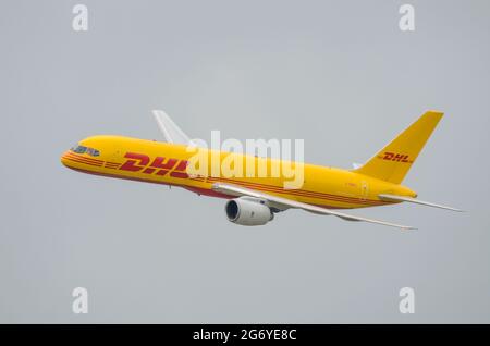 DHL Air Boeing 757 G-BMRJ Frachttransport-Düsenflugzeug, das auf einer Flugschau fliegt. Frachtflugzeug Boeing 757-200. Deutsche Post, EAT Leipzig-Fluggesellschaft Stockfoto