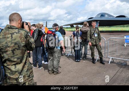 Polnische Luftstreitkräfte fotografieren vor einem versteckten Northrop Grumman B-2 Spirit Bomber auf der RIAT Airshow. Polnische Militärbesatzung Stockfoto