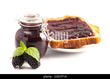 Ein Glas hausgemachter Blackberry Jam isoliert auf weißem Hintergrund Stockfoto