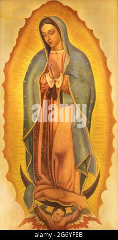 WIEN, AUSTIRA - 24. JUNI 2021: Das Gemälde der Unbefleckten aus Guadaluppe in der Votivkirche von Hans Schweiger (1954). Stockfoto