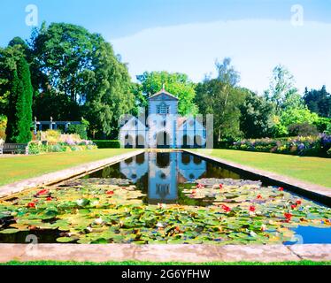 Großbritannien, Wales, Gwyned, Bodnant Gardens, Pin Mill und Lily Pool, Sommer, arty, Stockfoto