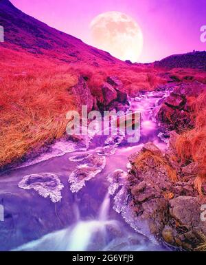 Europa, Großbritannien, Cumbria, Brothers Beck, Hartsop, mond steigt über gefrorenem Beck. Stockfoto