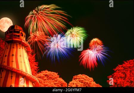 Feuerwerk, mit Helter Skelter und Vollmond, Stockfoto