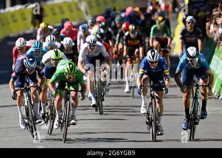 Der Brite Mark Cavendish von Deceuninck - Quick-Step gewinnt vor dem Belgier Jasper Philipsen von Alpecin-Fenix und dem Dänen Michael Morkov von Deceuninck - Qu Stockfoto