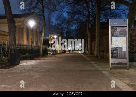 New Walk Museum auf der linken Seite in der Nacht, Menschen am unteren Ende gehen in die Ferne. Helles Straßenlicht in der Nacht, mit einer Beschilderung Tourismusbüro. Stockfoto