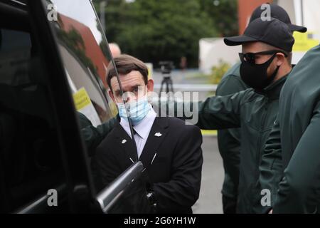 Justin Barrett (links), Vorsitzender der National Party, wird von Unterstützern aus dem Count Center für die Nachwahlen in der Dublin Bay South in Simmonscourt, RDS, in Ballsbridge, Dublin, begleitet. Bilddatum: Freitag, 9. Juli 2021. Siehe PA Story IRISH ByElection. Das Foto sollte lauten: Brian Lawless/PA Wire Stockfoto