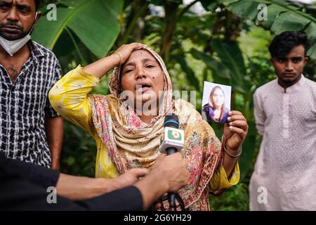 Narayanganj, Bangladesch. Juli 2021. Eine Frau wird interviewt, während sie in der Fabrik von Hashem Foods Ltd Rupganj im Bezirk Narayanganj am Stadtrand von Dhaka auf die vermisste Verwandte wartet, die bei einem Brand getötet wurde. Mindestens 52 Menschen wurden tot aufgefunden, 25 weitere Verletzte und viele werden nach einem massiven Brand in einer Fabrik in die Falle getappt, die Ursache des Feuers, der im Erdgeschoss eines mehrstöckigen Gebäudes der Fabrik ausging, ist noch nicht bekannt. Kredit: SOPA Images Limited/Alamy Live Nachrichten Stockfoto