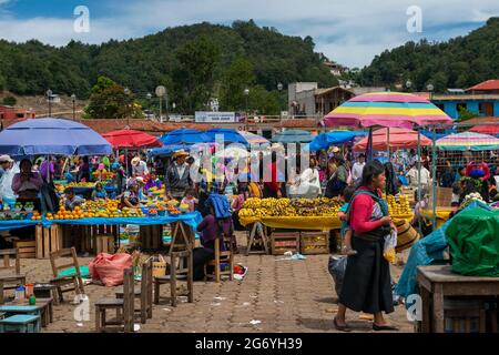 San Juan Chamula, Mexiko - 11. Mai 2014: Menschen auf einem Straßenmarkt in der Stadt San Juan Chamula, in Chiapas, Mexiko. Stockfoto