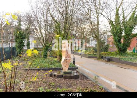 Die Clothier-Skulptur von John Atkin, viele Bäume und Hecken. Zeigt das New Walk Museum im Hintergrund. Ein neuer Spaziergang geht über den Waterloo Way. Stockfoto