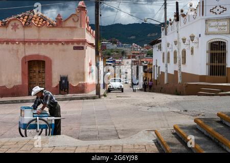 San Cristobal de Las Casas, Mexiko - 12. Mai 2014: Eisverkäufer in einer Straße in der Stadt San Cristobal de Las Casas, in Chiapas, Mexiko. Stockfoto