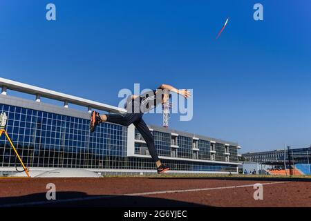 Tscheljabinsk, Russland - 5. Juni 2021: Javelin-Wurf des männlichen Athleten auf der Meisterschaftspfad Stockfoto