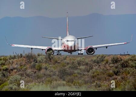 Ein 737 Air-Tanker bereitet sich darauf vor, in glühender Hitze von der Feuerwache Redmond, Oregon, abzuheben, um bei der Bekämpfung eines Waldbrands in der Nähe von Prineville, Oregon, mitzuhelfen Stockfoto