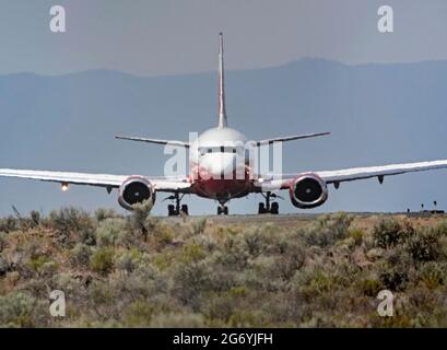 Ein 737 Air-Tanker bereitet sich darauf vor, in glühender Hitze von der Feuerwache Redmond, Oregon, abzuheben, um bei der Bekämpfung eines Waldbrands in der Nähe von Prineville, Oregon, mitzuhelfen Stockfoto