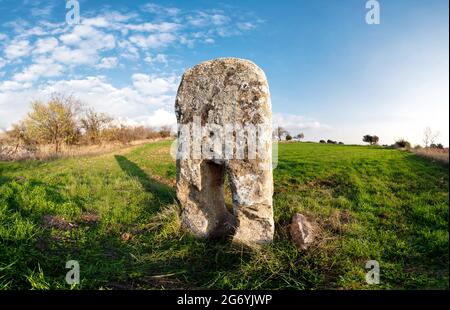 Geheimnisvoller Monolith im Südosten des Dorfes Pachna. Limassol, Zypern Stockfoto