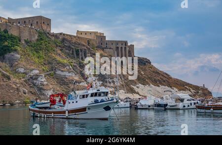 Ein Bild der Marina di Corricella, auf der Insel Procida. Stockfoto