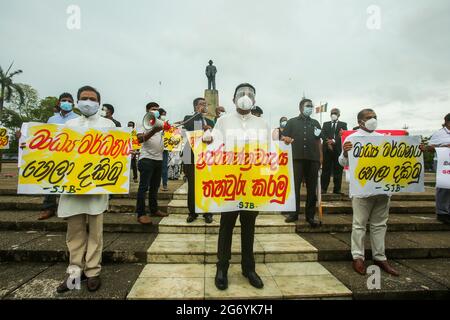 Colombo, Sri Lanka. Juli 2021. Die wichtigsten oppositionellen Mitglieder des parlaments in Sri Lanka führen am 9. Juli 2021 auf dem Independence Square Colombo eine Demonstration gegen das Vorgehen der Regierung gegen eine Versammlung von Gewerkschafts- und Studentenprotesten gegen die Regierung von Präsident Gotabaya Rajapaksa durch.Quelle: Pradeep Dambarage/ZUMA Wire/Alamy Live News Stockfoto