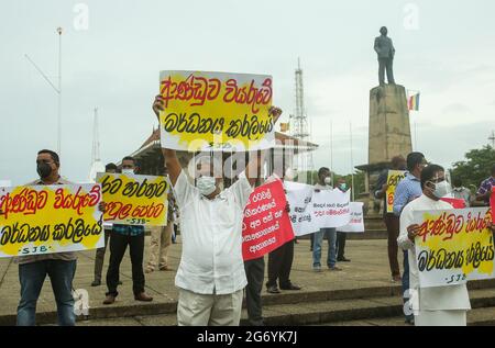 Colombo, Sri Lanka. Juli 2021. Die wichtigsten oppositionellen Mitglieder des parlaments in Sri Lanka führen am 9. Juli 2021 auf dem Independence Square Colombo eine Demonstration gegen das Vorgehen der Regierung gegen eine Versammlung von Gewerkschafts- und Studentenprotesten gegen die Regierung von Präsident Gotabaya Rajapaksa durch.Quelle: Pradeep Dambarage/ZUMA Wire/Alamy Live News Stockfoto