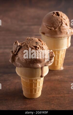 Schokoladen-Eisbecher auf einem rustikalen Holztisch Stockfoto