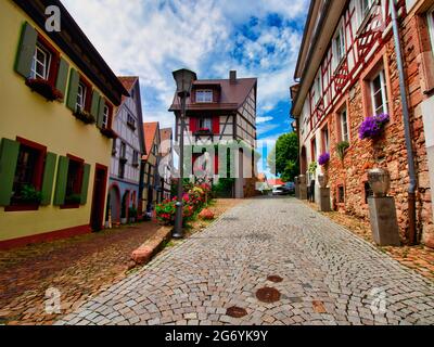 Gengenbach, Deutschland - 07. Juli 2021 - Blick auf das alte Dorf Gengenbach mit seinen alten Häusern im Schwarzwald in Deutschland Stockfoto