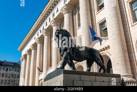 Ein Bild einer Löwenskulptur vor dem Stadtgericht von Sofia. Stockfoto