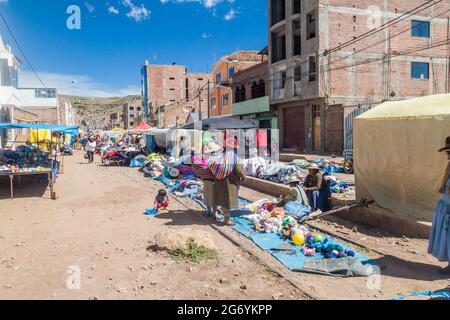 PUNO, PERU - 14. MAI 2015: Straßenmarkt in Puno, Peru Stockfoto