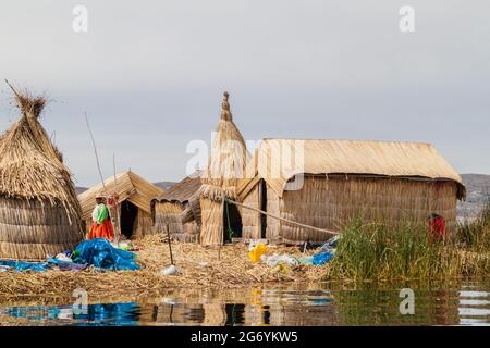 TITICACA, PERU - 15. MAI 2015: Eine der schwimmenden Uros-Inseln, Titicacasee, Peru Stockfoto