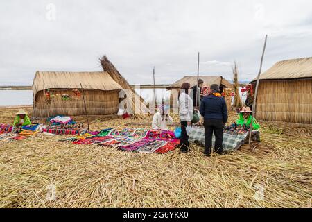 TITICACA, PERU - 15. MAI 2015: Touristen besuchen die schwimmenden Uros-Inseln, den Titicacasee, Peru Stockfoto