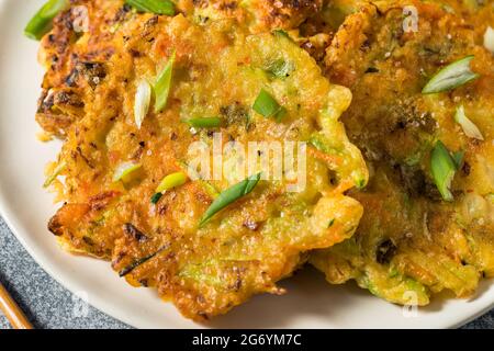 Hausgemachte koreanische Gemüsepfannkuchen mit Soja-Dipping-Sauce Stockfoto