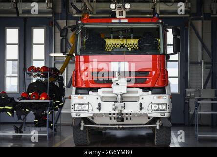 Der Feuerwehrwagen befindet sich im Garagenkasten der Feuerwehr. Stockfoto