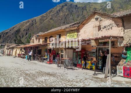 OLLANTAYTAMBO, PERU - 20. MAI 2015: Souvenirläden in Ollantaytambo, Heilige Tal der Inkas, Peru Stockfoto