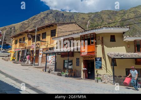 OLLANTAYTAMBO, PERU - 20. MAI 2015: Souvenirläden und Restaurants in Ollantaytambo, Sacred Valley of Incas, Peru Stockfoto