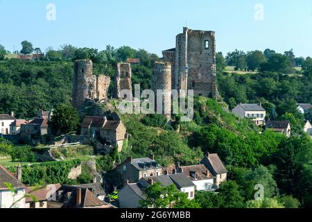 Herisson bezeichnete sie als „Petite Cité de Caractère“. Blick auf das Schloss Ducs de Bourbon. Allier. Auvergne Rhone Alpes. Frankreich Stockfoto