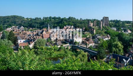 Herisson bezeichnete sie als „Petite Cité de Caractère“. Blick auf das castel de Ducs de Bourbon und den Fluss Aumance. Allier. Auvergne Rhone Alpes. Frankreich, Blick auf Stockfoto