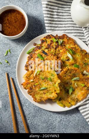 Hausgemachte koreanische Gemüsepfannkuchen mit Soja-Dipping-Sauce Stockfoto