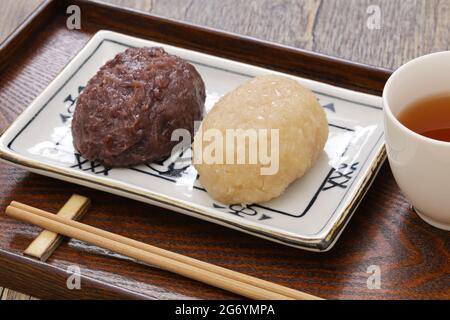 kohaku ohagi; zerstochter Reis, bedeckt mit gesüßter roter und weißer Adzuki-Bohnenpaste, japanisches traditionelles Dessert Stockfoto