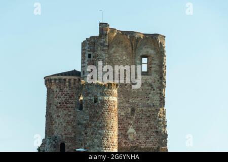 Herisson bezeichnet “Petite Cité de Caractère', Blick auf die Türme der Festung Ducs de Bourbon, Allier, Auvergne-Rhone-Alpes, Frankreich Stockfoto