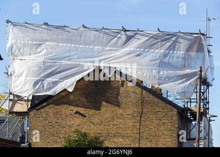 Gerüst & Bedeckungsschutz auf neu fertiggestellten Dormer / Dormer / Dormas / Wohnheim auf dem Dach am Ende der Terrasse viktorianischen Reihenhaus. VEREINIGTES KÖNIGREICH (124) Stockfoto