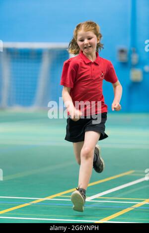 Grundschule Mädchen Kind / Kind nimmt am Schulsport Tag an einem Sommernachmittag am Ende des akademischen Jahres und Schulzeit am Rennsport Teil. Stockfoto