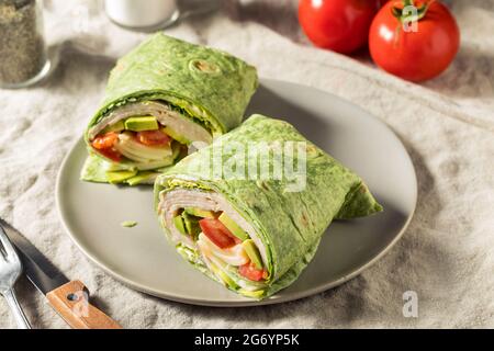 Hausgemachte gesunde Putenspinat-Wraps mit Tomaten und Salat Stockfoto