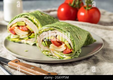 Hausgemachte gesunde Putenspinat-Wraps mit Tomaten und Salat Stockfoto