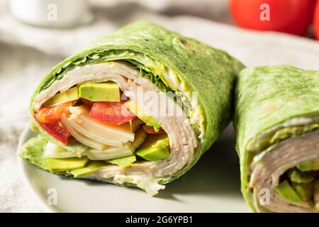 Hausgemachte gesunde Putenspinat-Wraps mit Tomaten und Salat Stockfoto