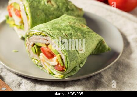 Hausgemachte gesunde Putenspinat-Wraps mit Tomaten und Salat Stockfoto