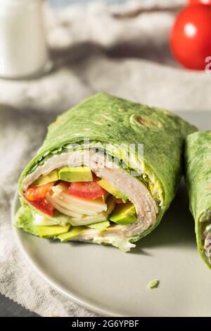 Hausgemachte gesunde Putenspinat-Wraps mit Tomaten und Salat Stockfoto