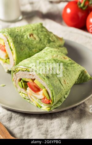 Hausgemachte gesunde Putenspinat-Wraps mit Tomaten und Salat Stockfoto