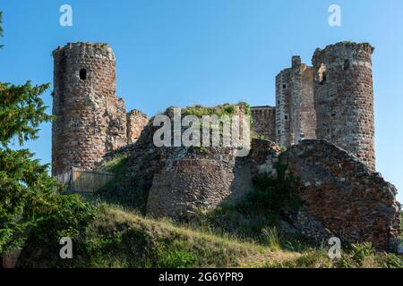 Herisson bezeichnete sie als „Petite Cité de Caractère“. Blick auf das Schloss Ducs de Bourbon. Allier. Auvergne Rhone Alpes. Frankreich Stockfoto