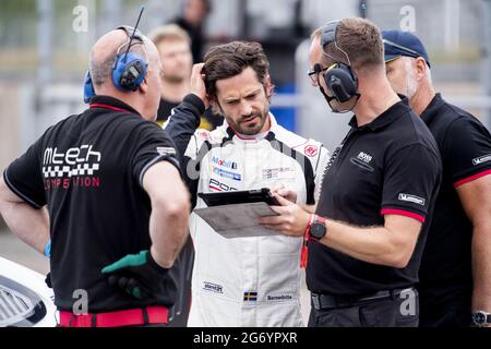 Prinz Carl Philip fährt am 9. Juli 2021 den Porsche Carrera Cup Scandinavia in Falkenberg, Schweden. Foto von Johan Valkonen/Stella Picturs/ABACAPRESS.COM Stockfoto