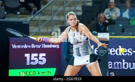 Hamburg, Deutschland. Juli 2021. Tennis: WTA Tour, Einzel, Damen, Viertelfinale: Niemeier (Deutschland) - Zidansek (Slowakei). Jule Niemeier spielt den Ball. Quelle: Daniel Bockwoldt/dpa/Alamy Live News Stockfoto